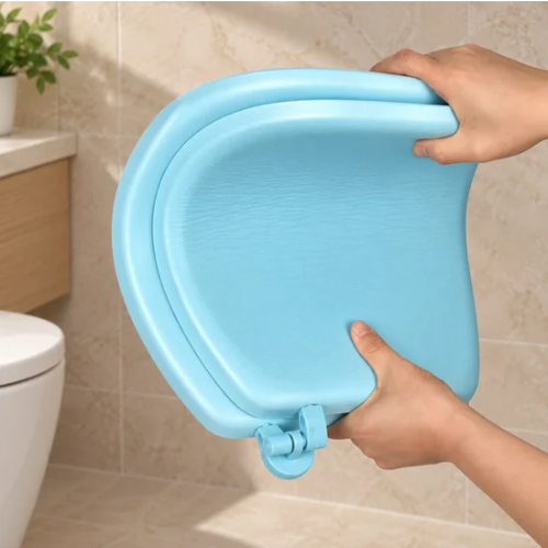Abattant WC rembourré bleu plié pour montrer sa souplesse