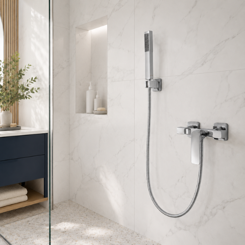 Mitigeur de douche chromé dans une douche moderne en marbre