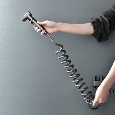 Douchette avec tube spiralé se rétracte automatiquement après utilisation