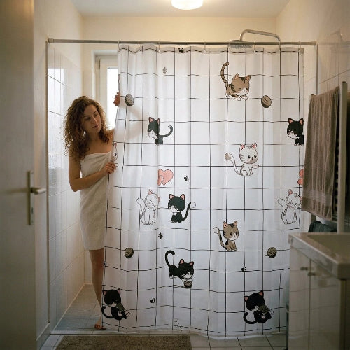 Femme près d’un rideau de douche à motifs de chats