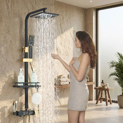 mitigeur douche noir et doré sur mur beige