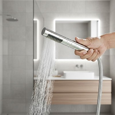 Pommeau de douche petit et ergonomique