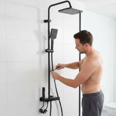 un homme qui installe la Colonne de douche