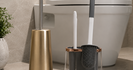 Brosse WC silicone ou traditionnelle : laquelle choisir ?