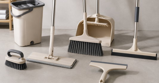 Ensemble d'accessoires de nettoyage avec balai-brosse, raclette et serpillière