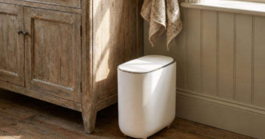 Poubelle de salle de bain blanche au design moderne