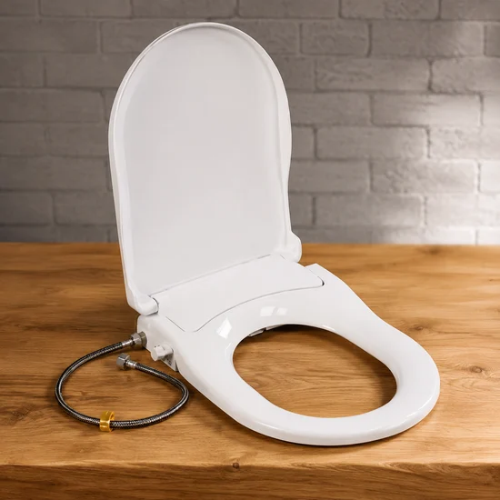 Abattant WC bidet blanc avec flexible présenté sur un comptoir