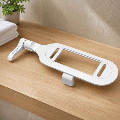 Bidet WC ultra-mince blanc présenté sur un comptoir en bois