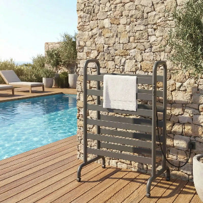 Chauffe serviette électrique prêt d'une piscine