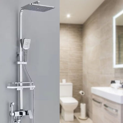 Colonne de douche chromé stylisé sur un mur gris