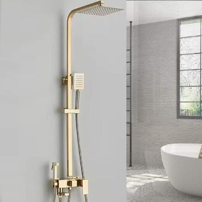 Colonne de douche doré dans une salle de bain lumineuse