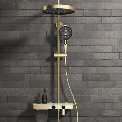 Colonne de douche dorée avec tablette sur mur en briques