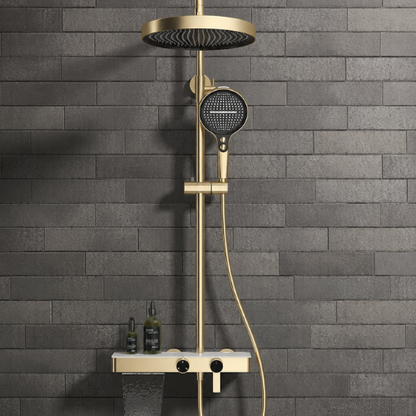 Colonne de douche dorée avec tablette sur mur en briques