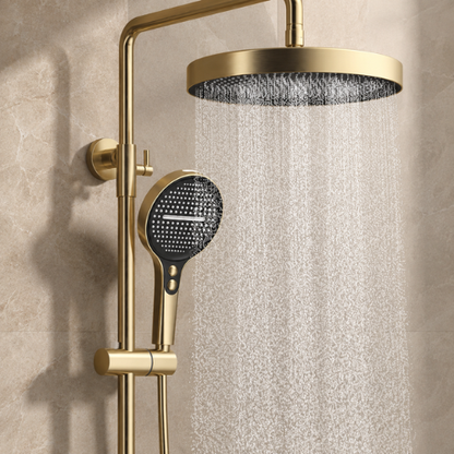 Colonne de douche dorée effet pluie avec eau en fonctionnement
