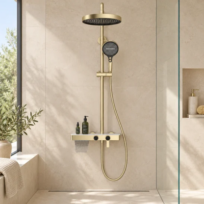 Colonne de douche multifonction dorée installée dans une douche moderne