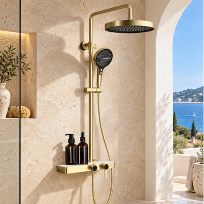 Colonne de douche or brossé avec douchette dans un décor méditerranéen