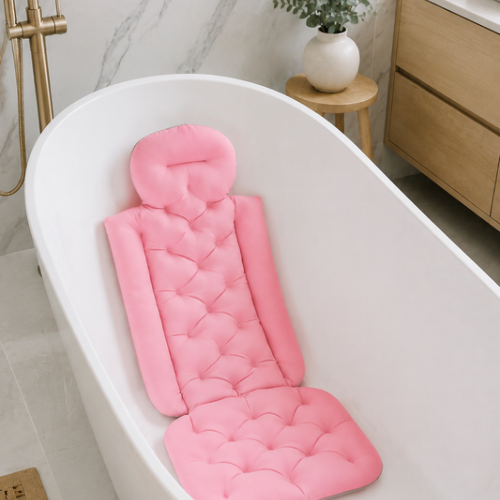 Coussin de bain rose confortable dans une baignoire ovale moderne