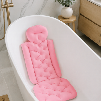Coussin de bain rose confortable dans une baignoire ovale moderne