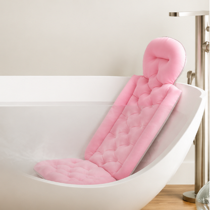 Coussin de bain rose rembourré installé dans une baignoire blanche