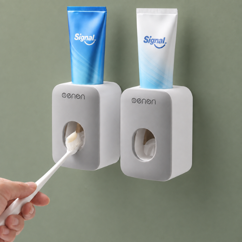 Deux distributeurs de dentifrice avec tubes et brosse à dents