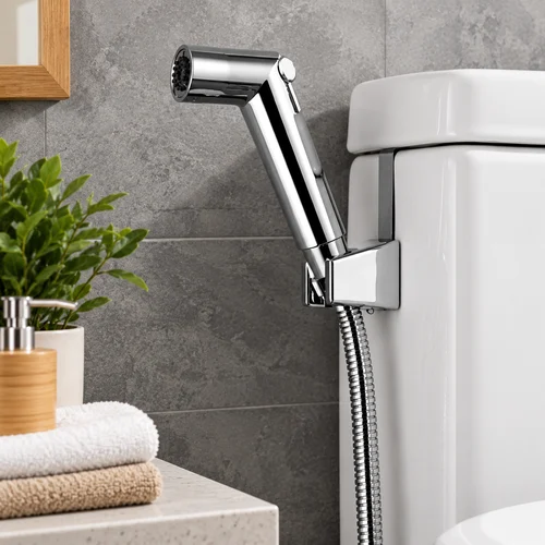 Douchette WC chromée fixée sur le côté d’une toilette