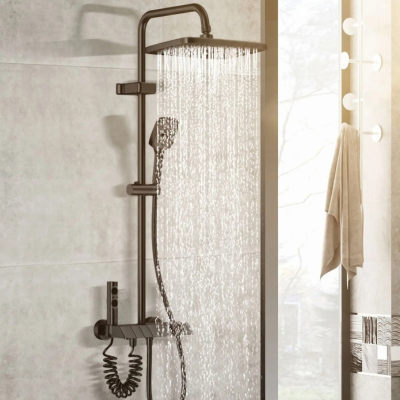 Ensemble de douche noir sur mur de marbre gris