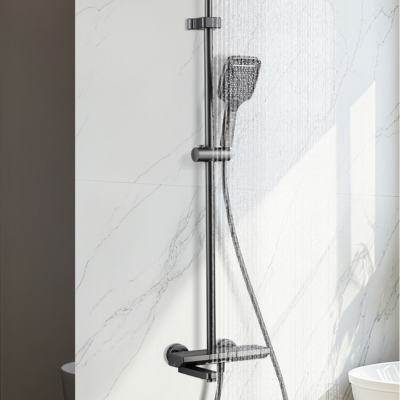 Ensemble de robinets de salle de bain sur mur marbré
