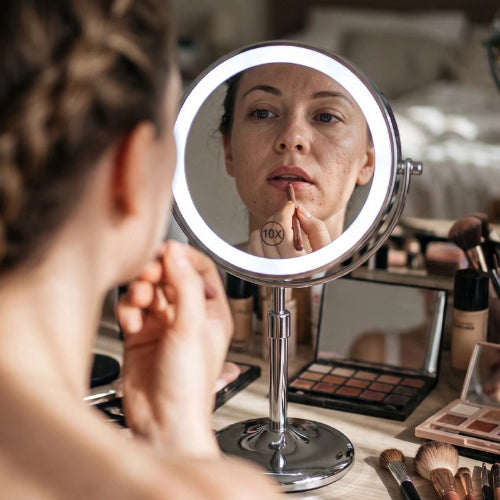 Femme utilisant un miroir grossissant 10X lumineux pour se maquiller