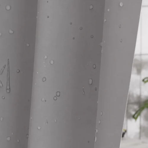 Gouttes d’eau sur la surface imperméable d’un rideau de douche