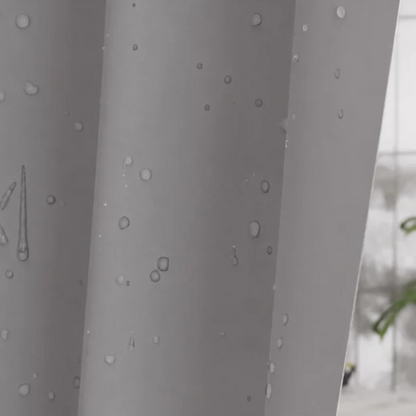 Gouttes d’eau sur la surface imperméable d’un rideau de douche
