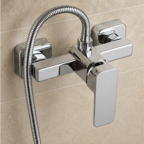 Gros plan d’un mitigeur de douche mural chromé avec flexible