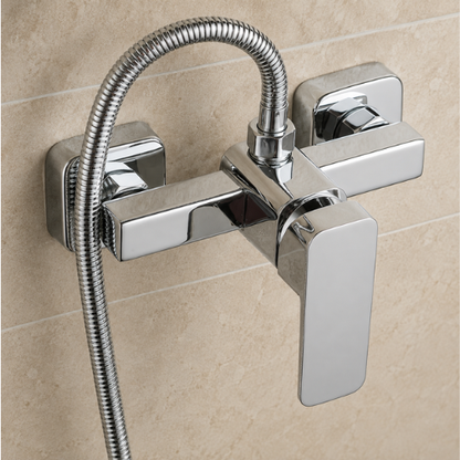 Gros plan d’un mitigeur de douche mural chromé avec flexible