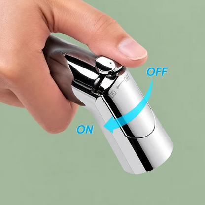 Main montrant la commande ON/OFF d’une douchette hygiénique chromée