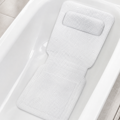 Matelas de bain blanc respirant installé dans une baignoire moderne