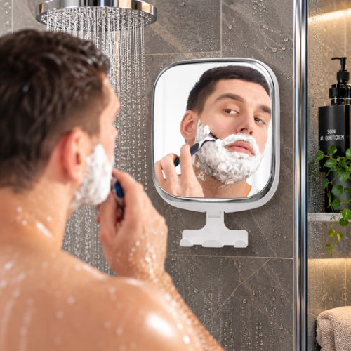 Miroir de douche anti-buée utilisé par un homme