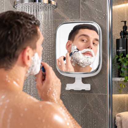 Miroir de douche anti-buée utilisé par un homme