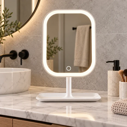 Miroir de maquillage tactile sur un meuble-lavabo en marbre