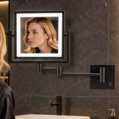 Miroir grossissant mural lumineux dans une salle de bain