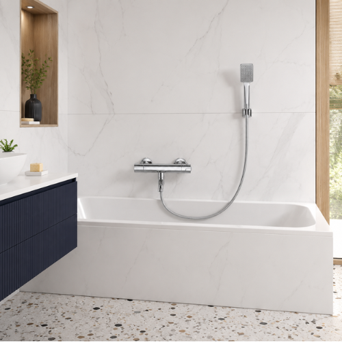 Mitigeur chromé avec pommeau de douche au-dessus d’une baignoire