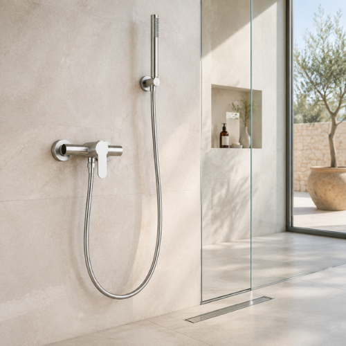 Mitigeur de douche avec flexible dans une douche à l’italienne