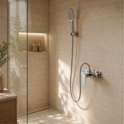 Mitigeur-de-douche-chromé-installe-dans-une-douche-en-pierre 