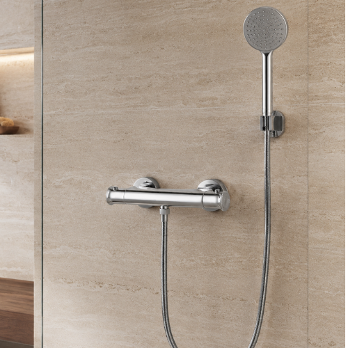 Mitigeur de douche thermostatique chromé avec pommeau sur mur
