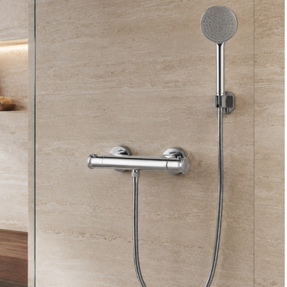 Mitigeur de douche thermostatique chromé avec pommeau sur mur