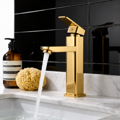 Mitigeur-lavabo-de-couleur-or-avec-un-mur-noir