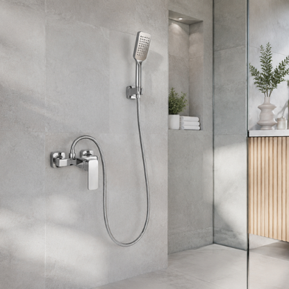 Mitigeur mural avec douchette dans une salle de bain contemporaine