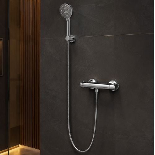 Mitigeur thermostatique avec douchette dans une douche en pierre anthracite