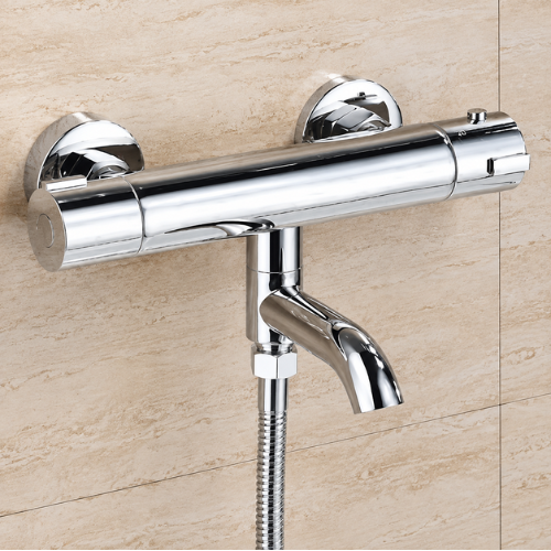 Mitigeur thermostatique baignoire-douche chromé avec bec verseur sur mur beige