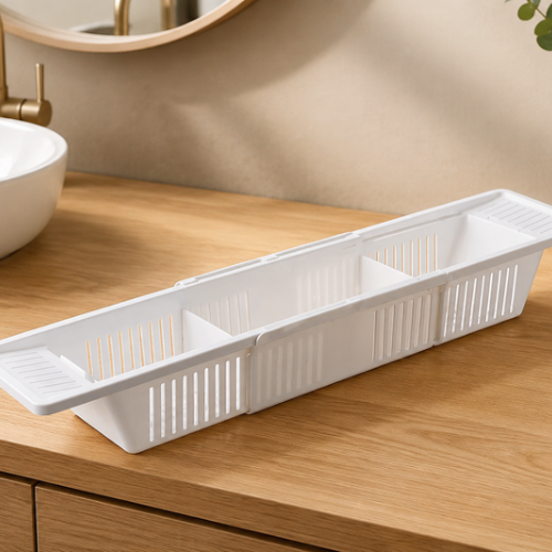 Panier de rangement pour baignoire présenté vide sur un comptoir