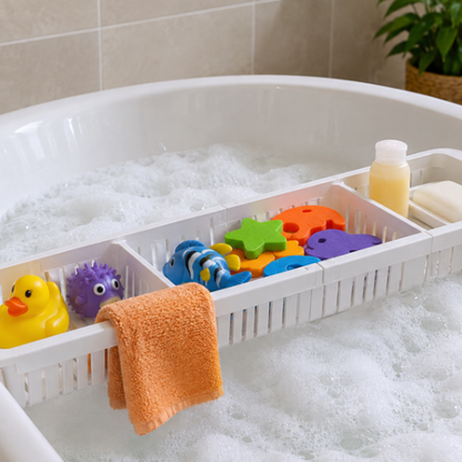 Panier de salle de bain blanc avec jouets et débarbouillette