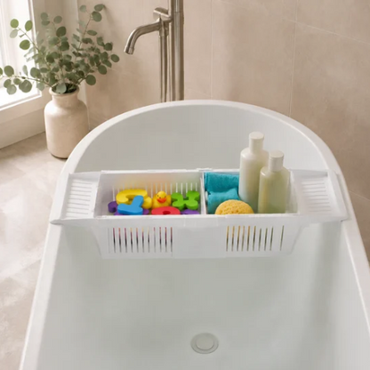 Panier extensible blanc installé sur une baignoire moderne